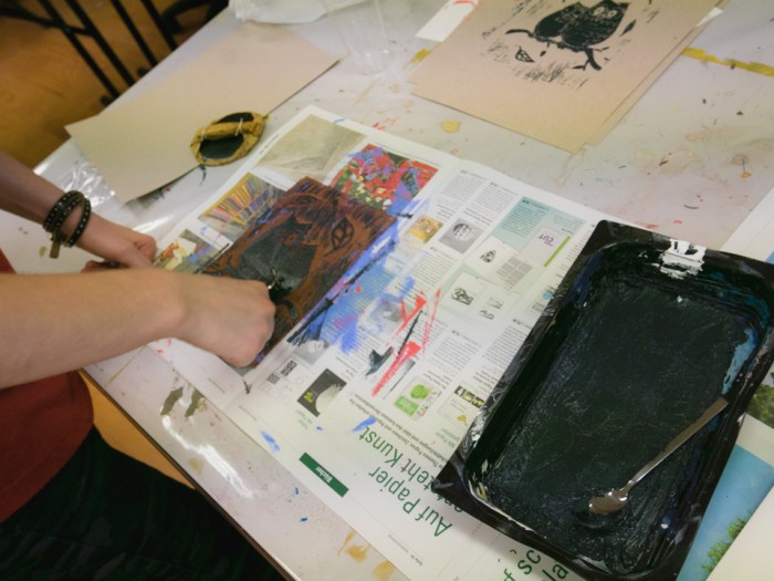 Linoleum - Lisa applying ink