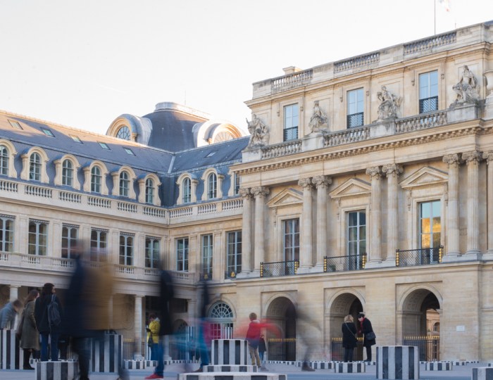 blurred-people-palais-royal-in-paris-how-to-blur-people-learn-more-on-rtatw