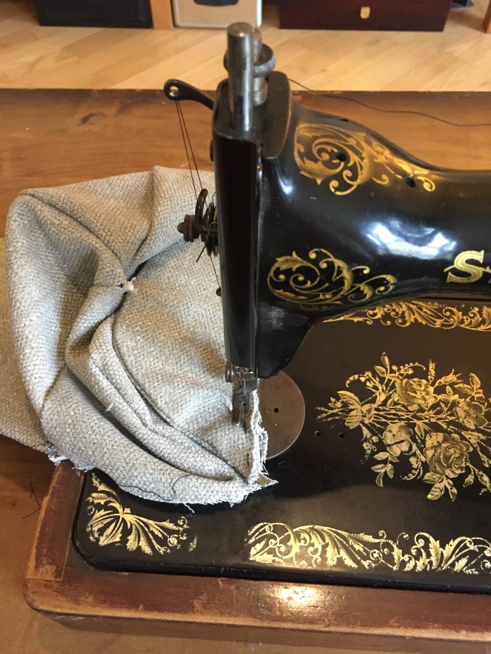 I sew a sherlock holmes hat with a 1927 Singer! - A deerstalker by Miss Coco