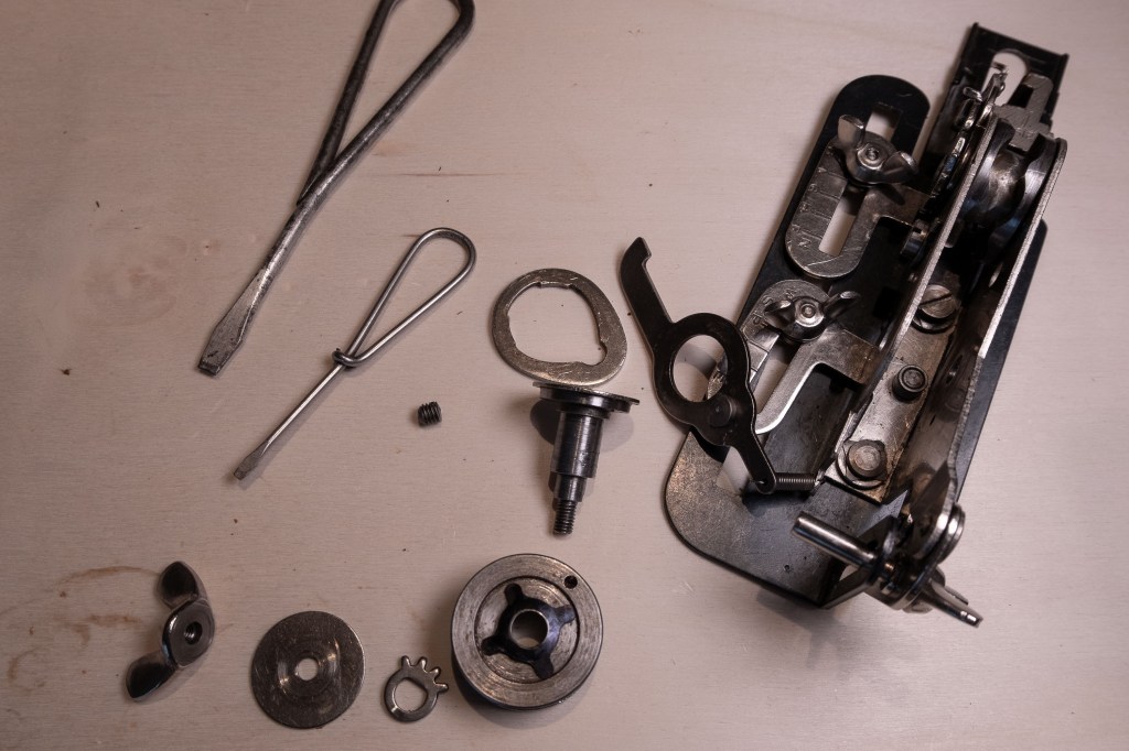 Repairing a Singer buttonholer 121795 from the 1940's