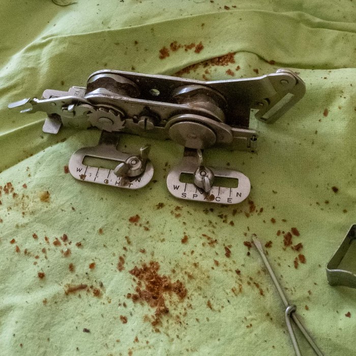 Singer buttonholer 121795 - cleaning 80 years of grease