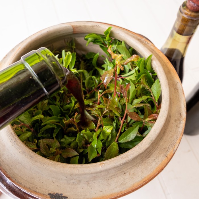 Vin d'Epine recipe - pouring the wine