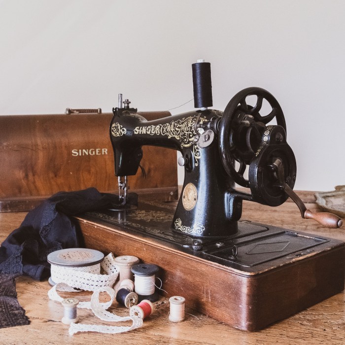 just another picture of my lifesaving Singer vintage sewing machine