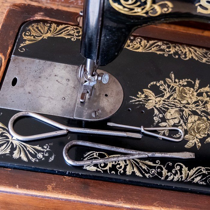 Singer 15K sewing machine screw drivers - Vintage sewing machine tools