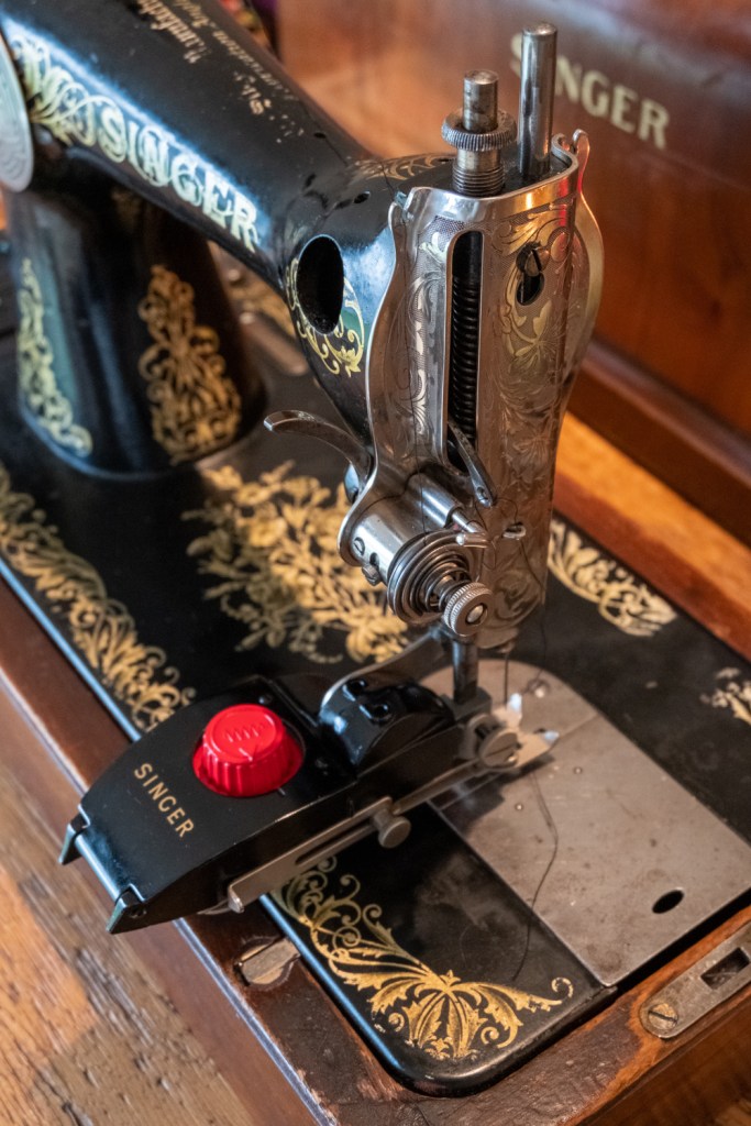 Singer automatic Zigzagger No 161102 mounted a Singer 15K