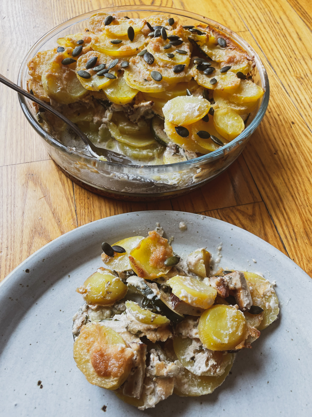 Gratin with zucchinis and peanuts sauce