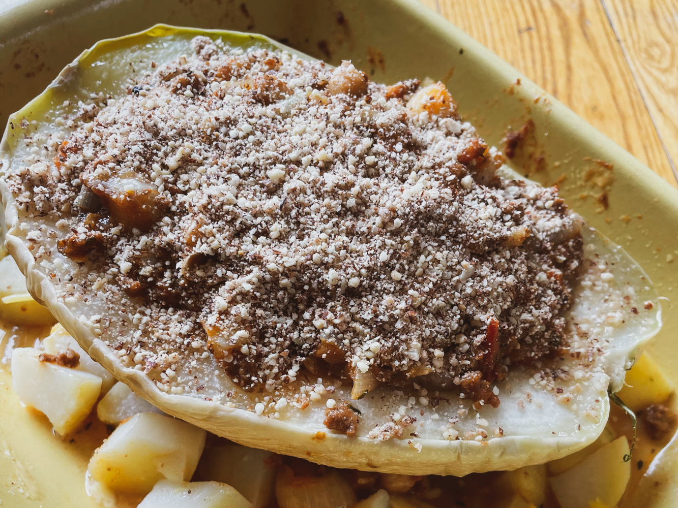 Stuffed zucchini topped with hazelnut powder