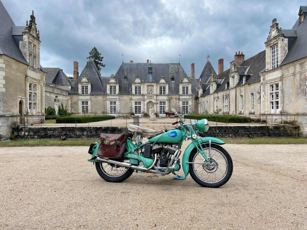 Minty being pretty in front of a castle