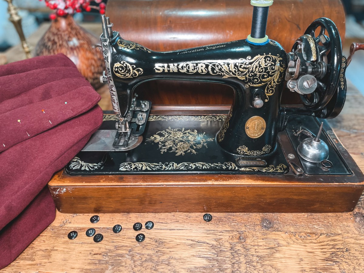 The Magical World of Singer attachments: The buttonholer!